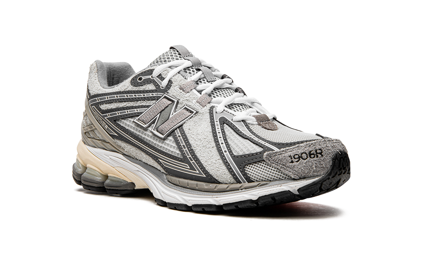 1906R "INVINCIBLE x N.HOOLYWOOD Grey Swan" M1906RNI