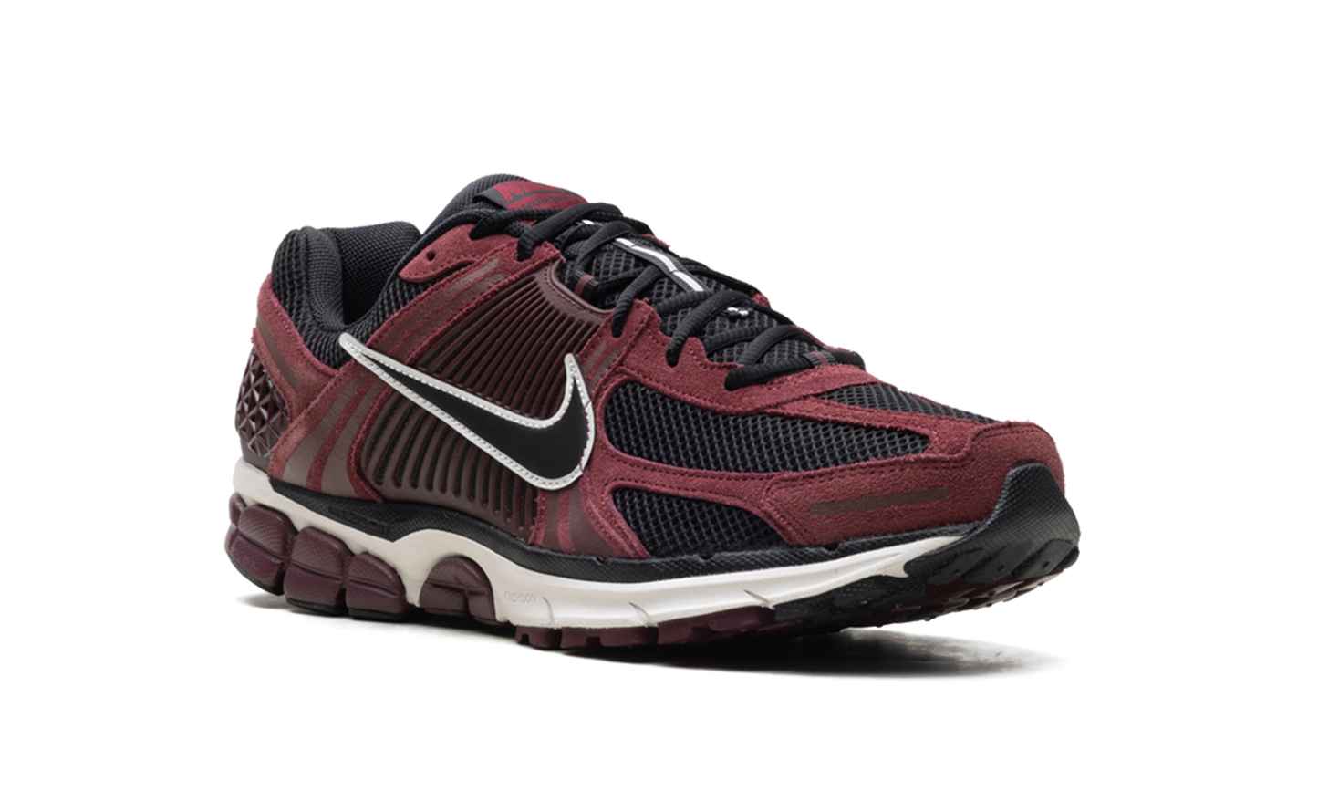 Zoom Vomero 5 "Dark Team Red" HF1553 601