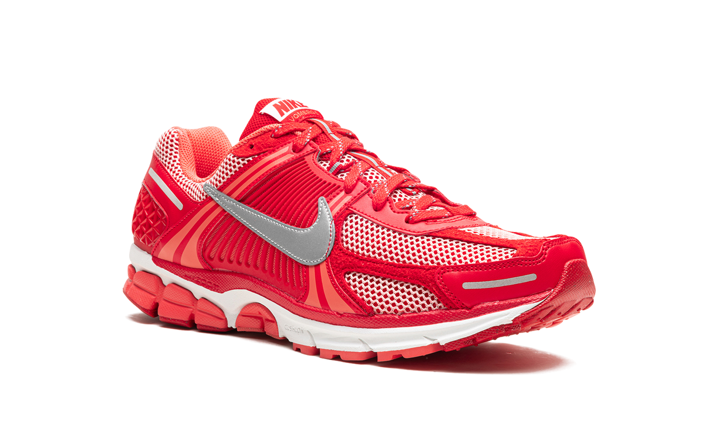 Zoom Vomero 5 PRM "University Red Metallic Silver" FN6833 657