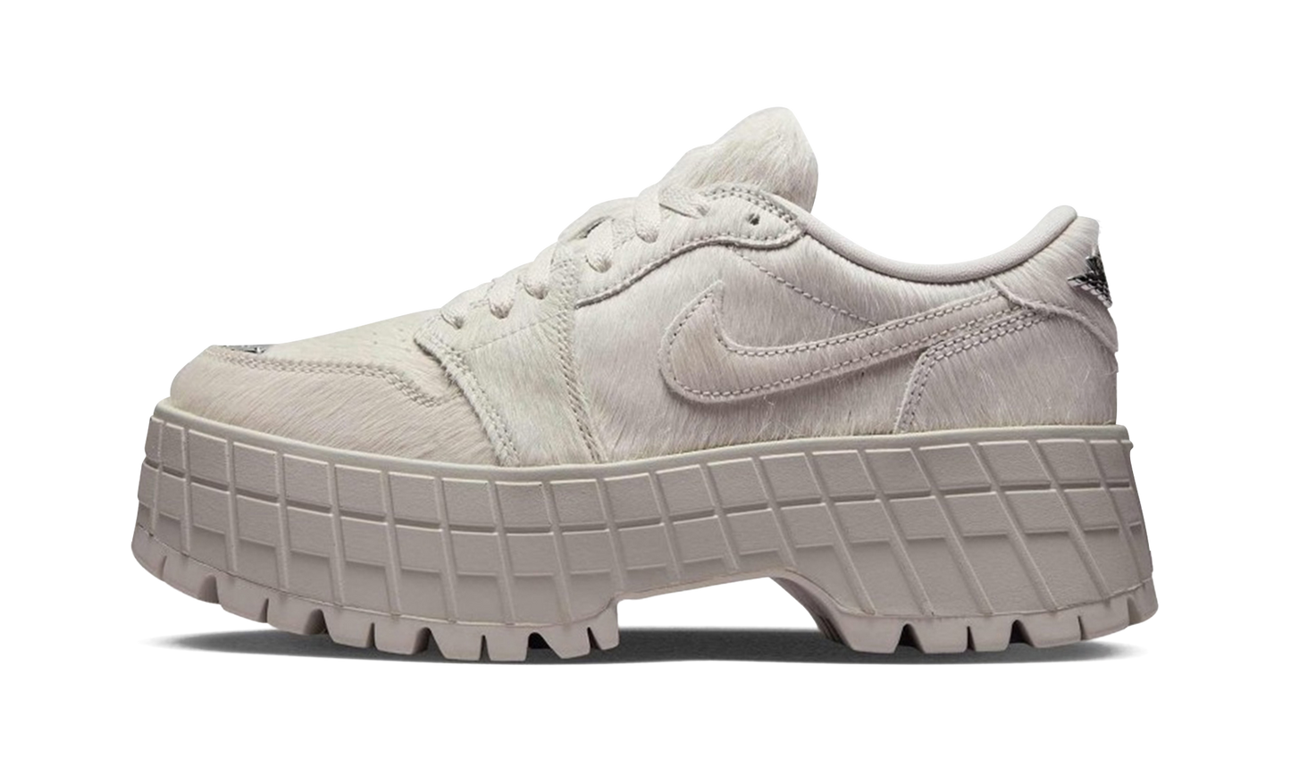 Jordan 1 Low Brooklyn WMNS "Light Bone Metallic Silver" IB7210 001