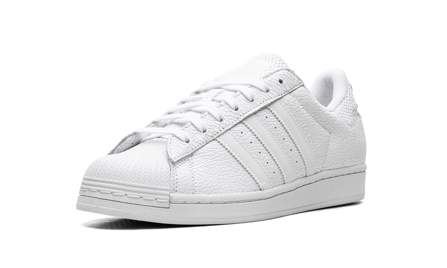 Superstar ADV Vitoria "Cloud White Core Black" JP5705