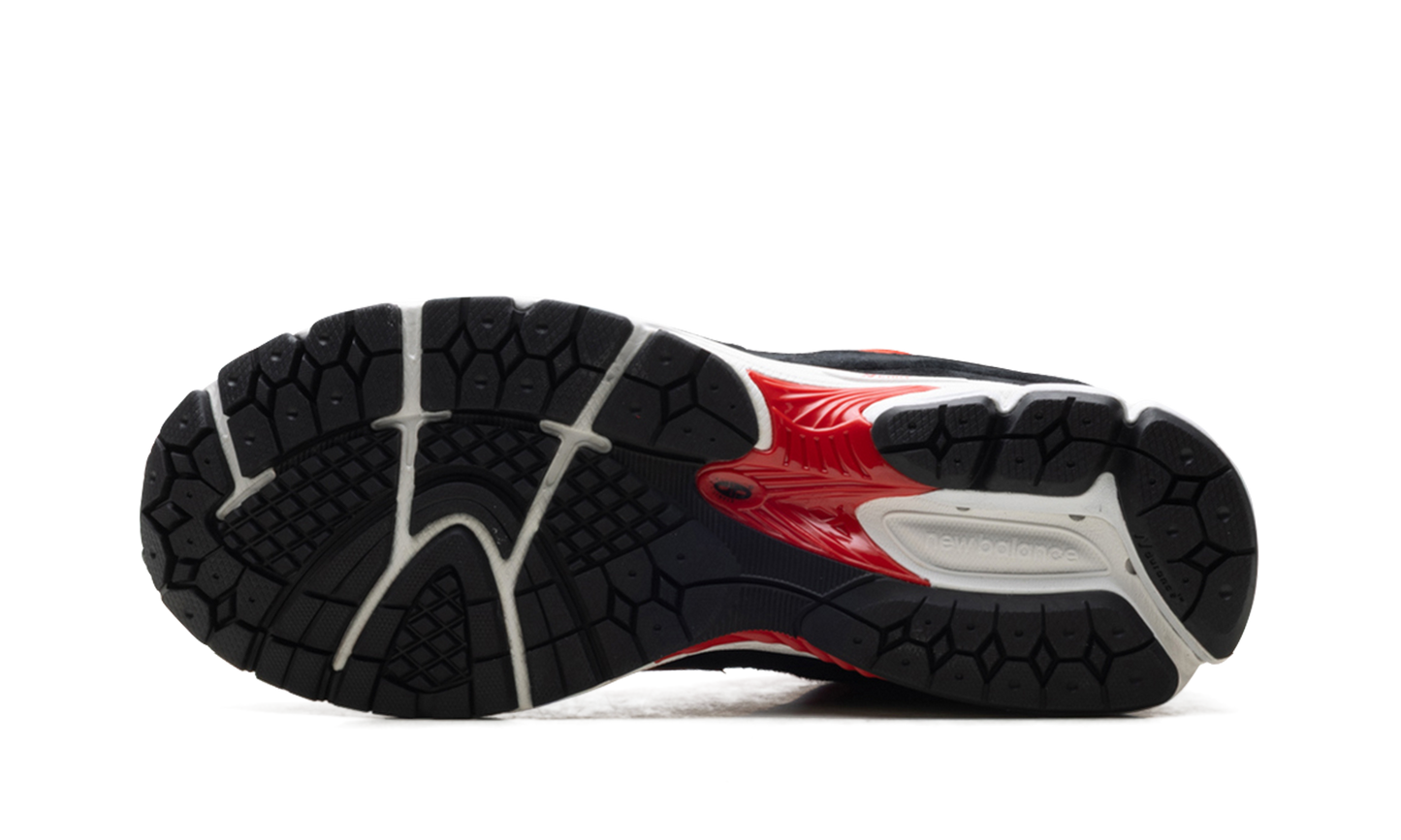 2002R "Black/True Red" U2002RZA