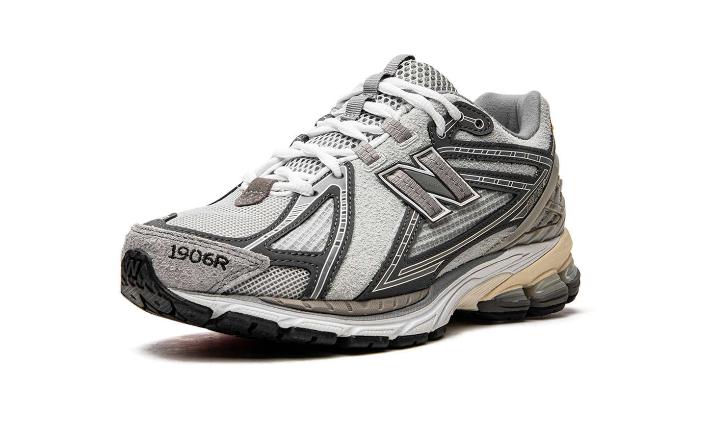 1906R "INVINCIBLE x N.HOOLYWOOD Grey Swan" M1906RNI