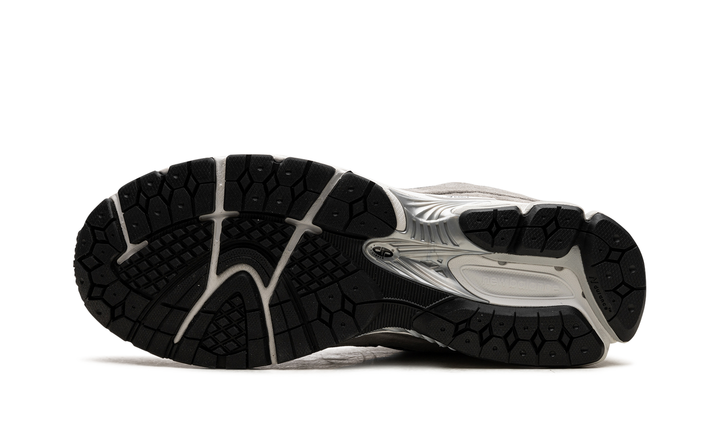 2002R "Grey White" M2002RJM