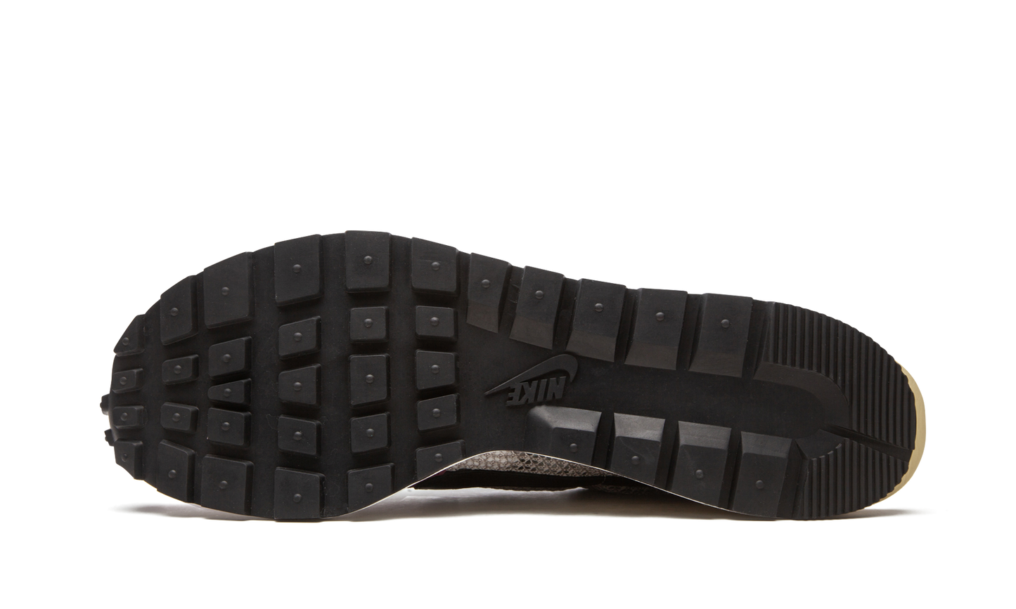 VaporWaffle "Sacai - Villain Red / Neptune Green" DD3035 200