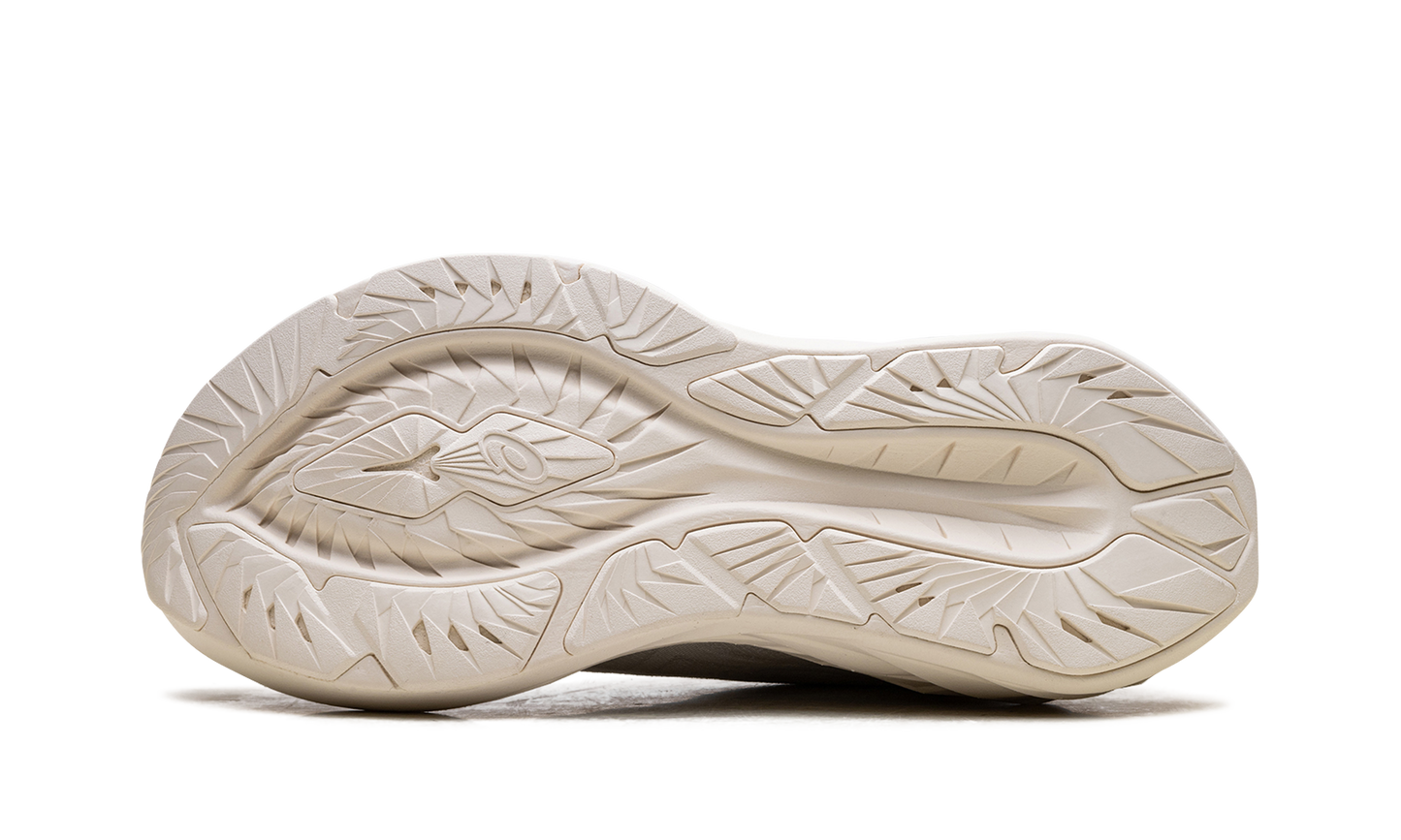 Novablast 4 "White / White" 1011B693 102