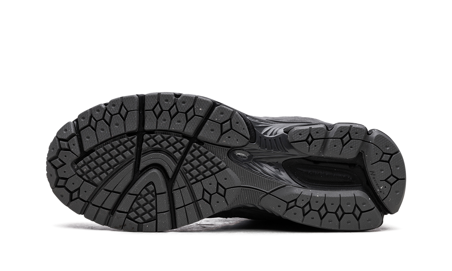 2002R "Castlerock / Black" M2002REH