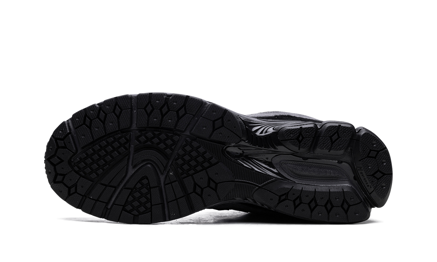 2002R "Black Magnet" M2002RBL