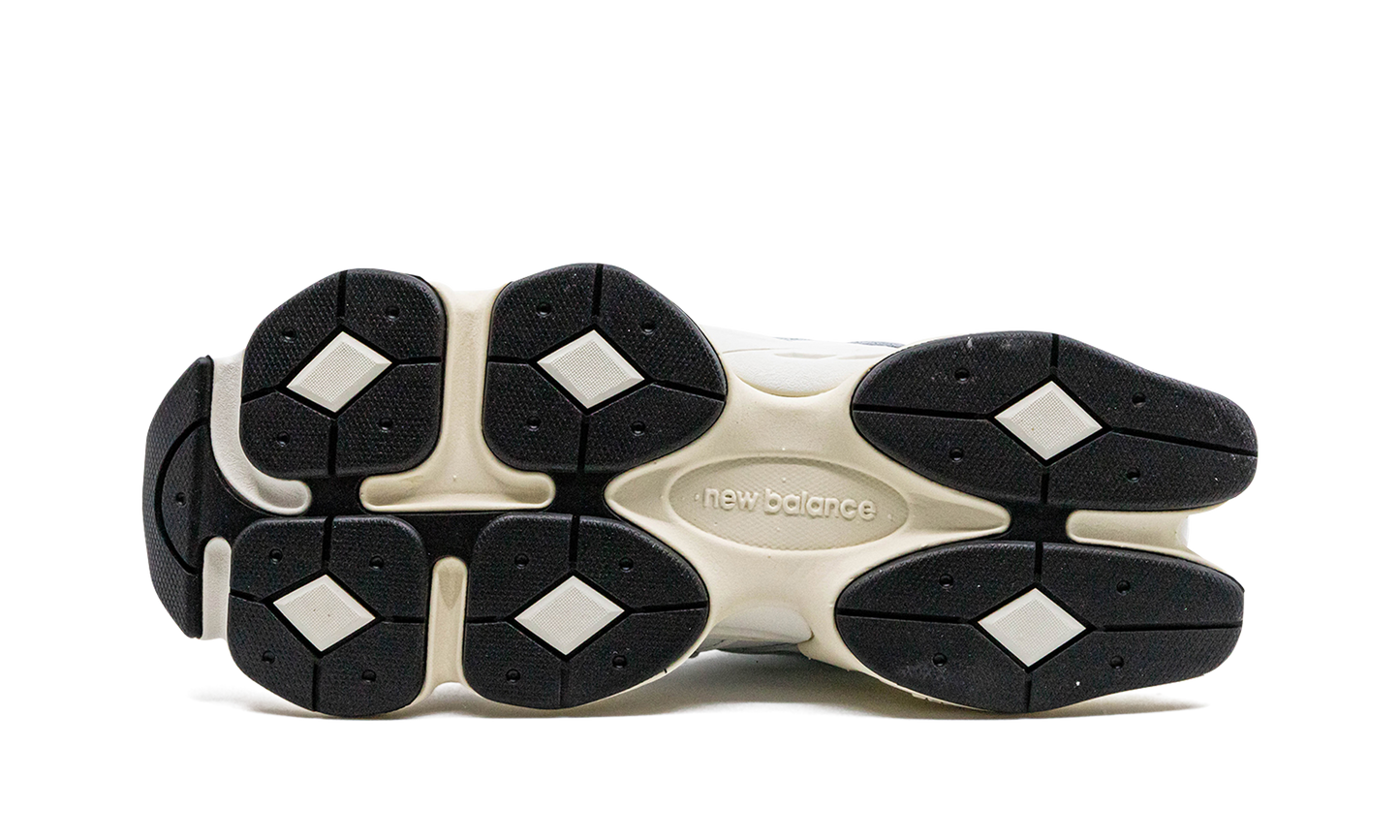 9060 "White / Black" U9060AAB