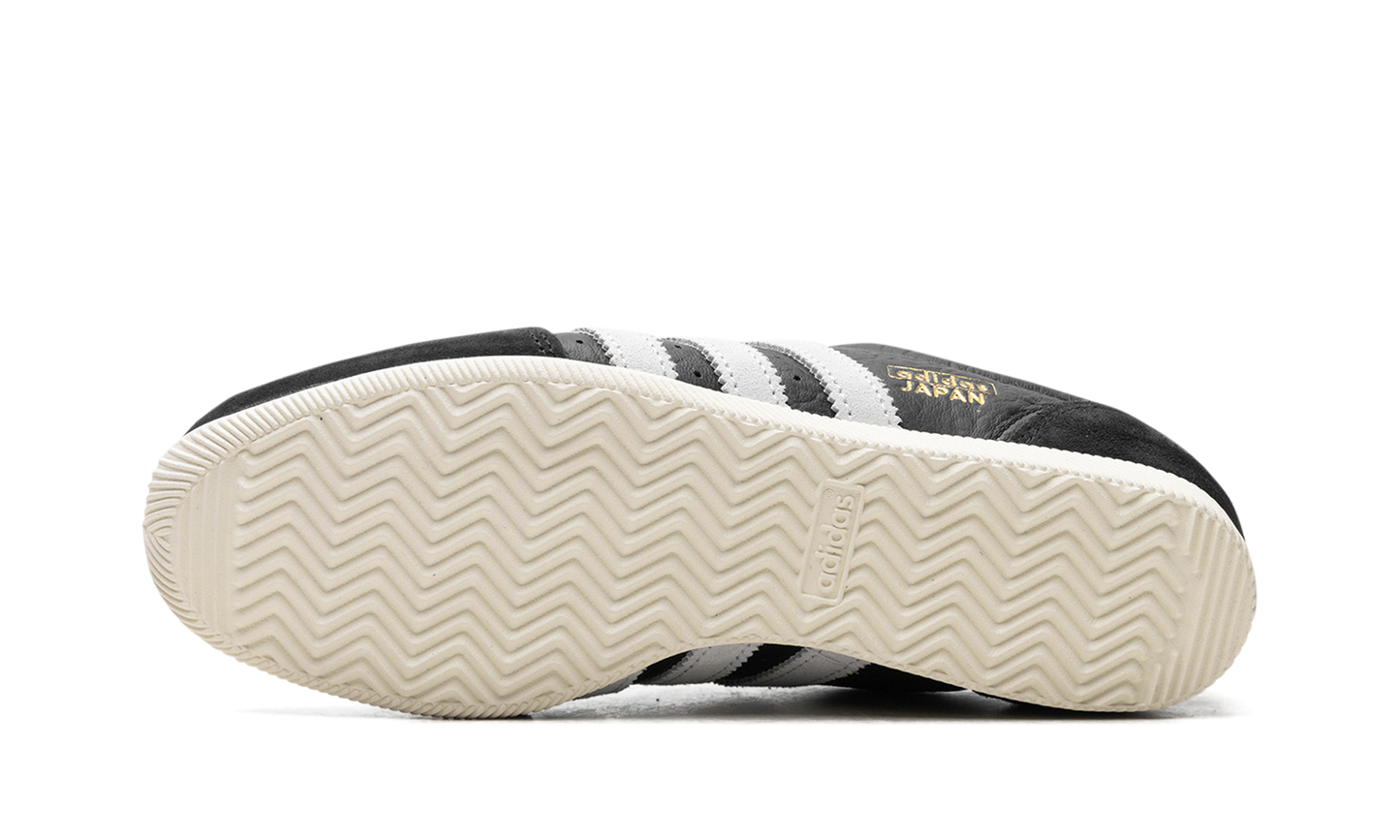 Japan WMNS "Core Black Cloud White" IH5490