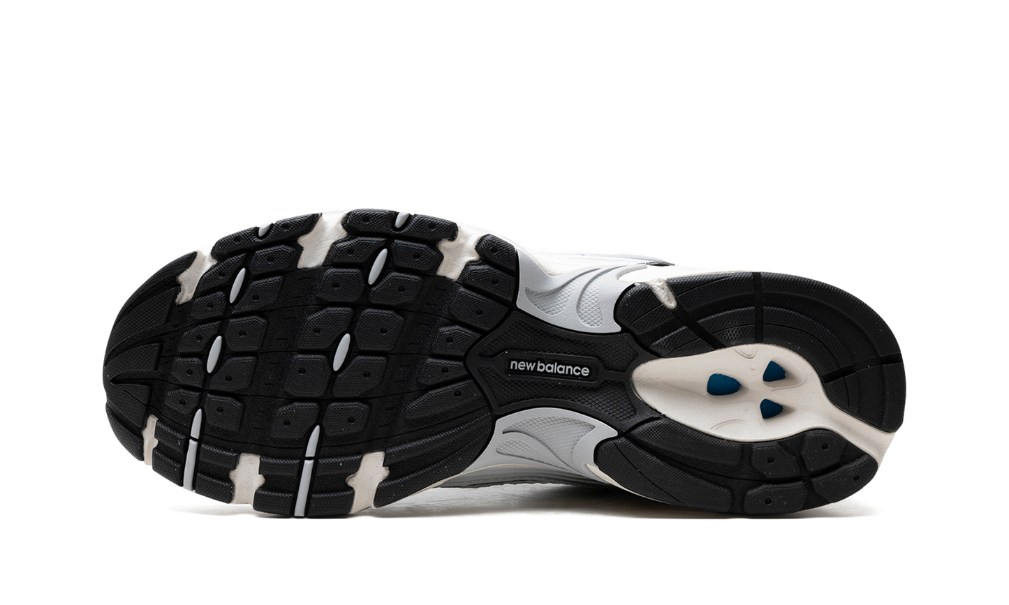 530 "White Silver Black" MR530FDO