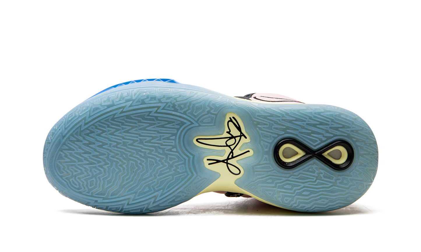 Kyrie Infinity "Valentine's Day" DH5385 900