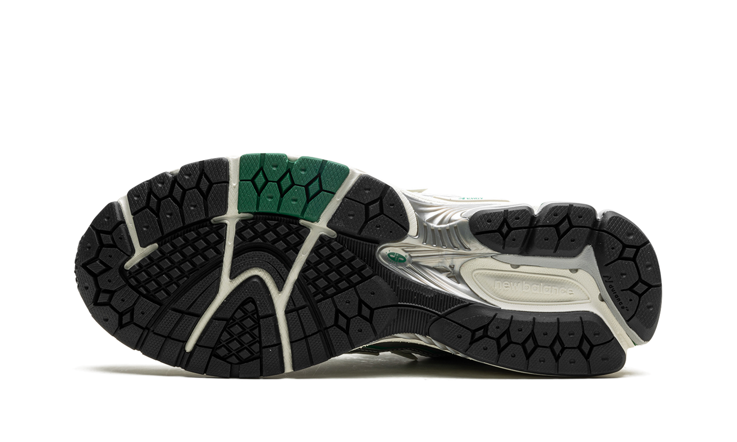 1906R "White Silver Green" M1906RFN