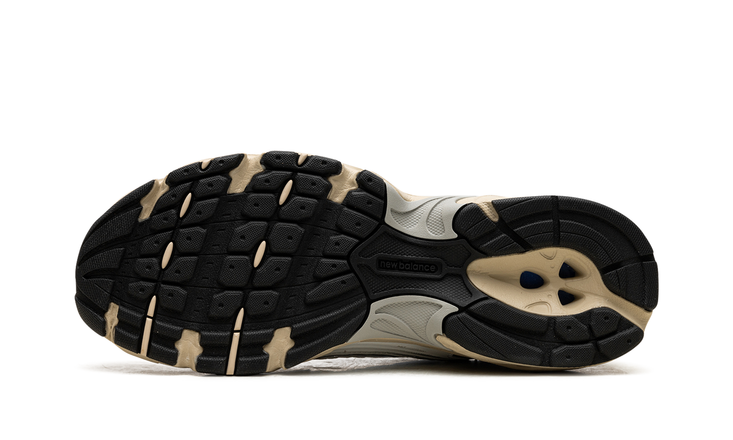 530 "White / Blue Oasis" MR530EA