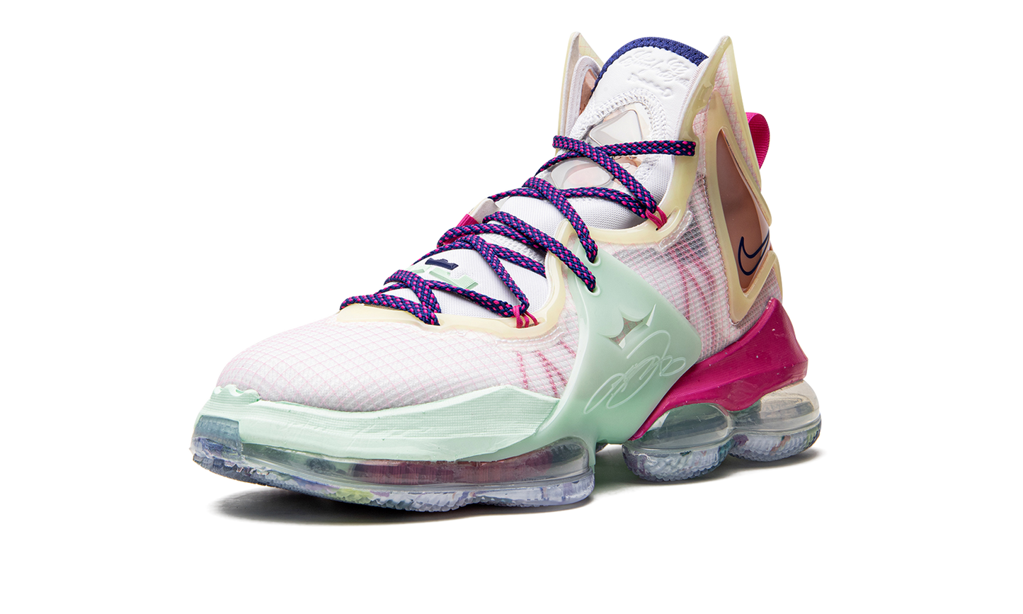 LeBron 19 "Valentine's Day" DH8459 900