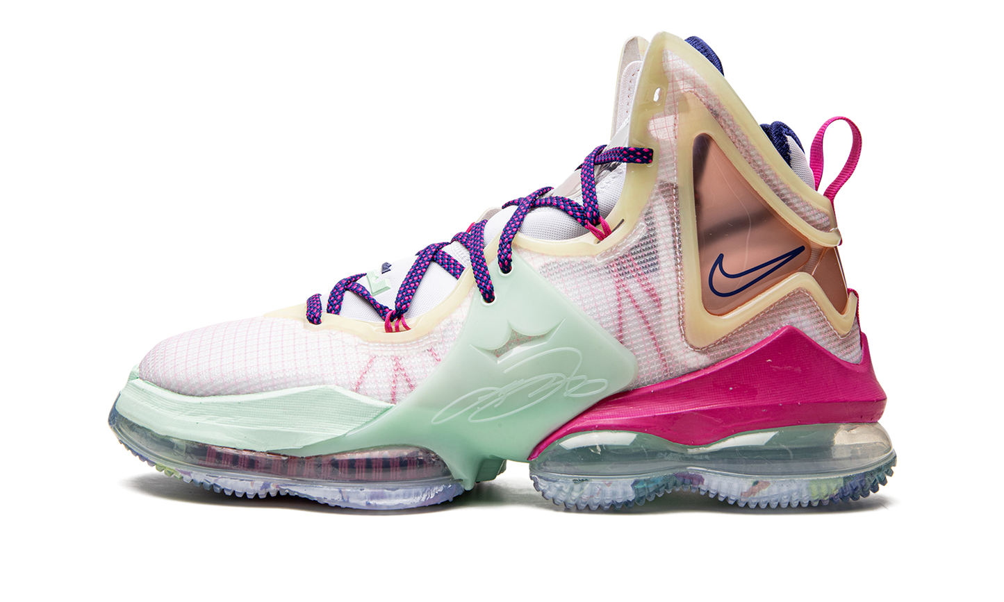 LeBron 19 "Valentine's Day" DH8459 900