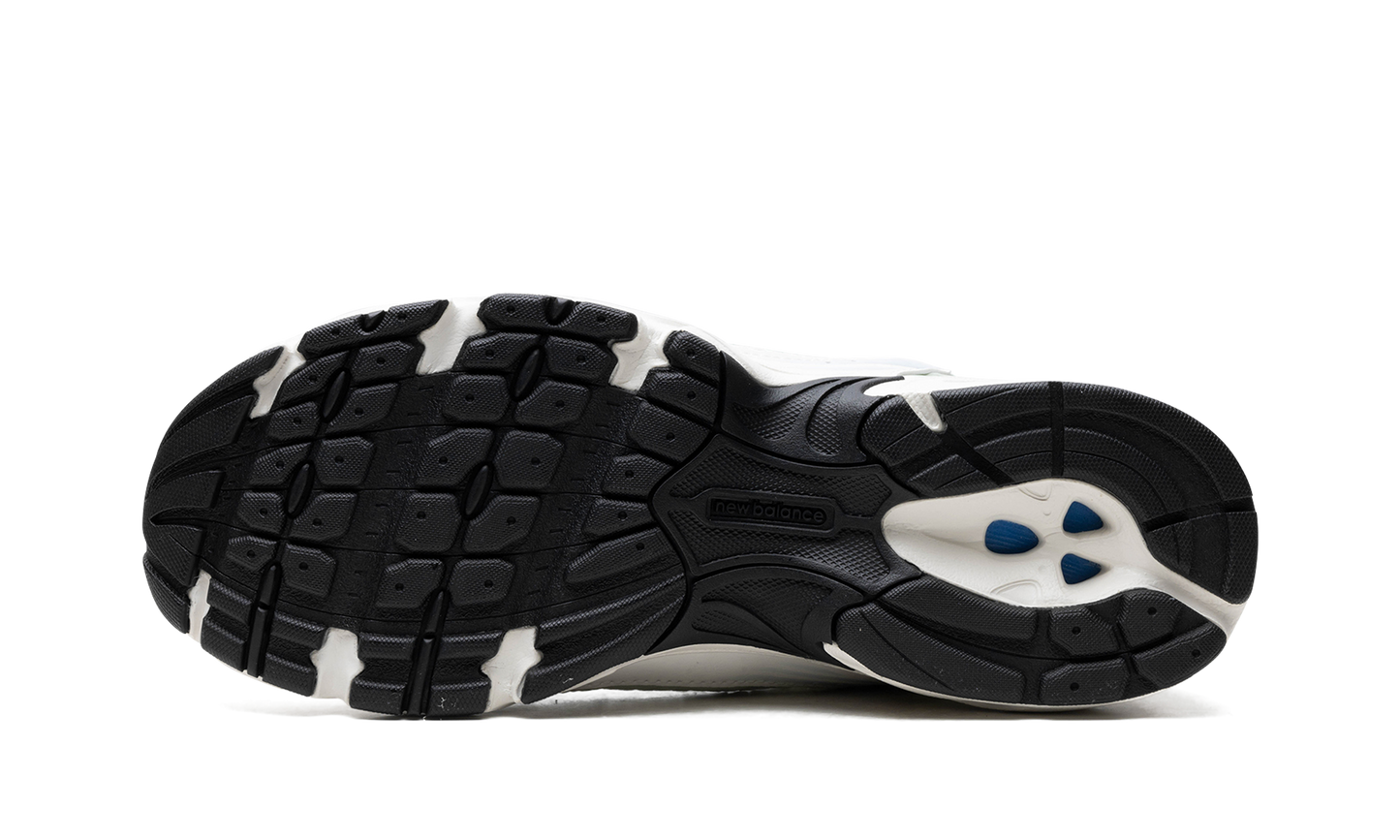 530 "White / Blue" MR530ZO