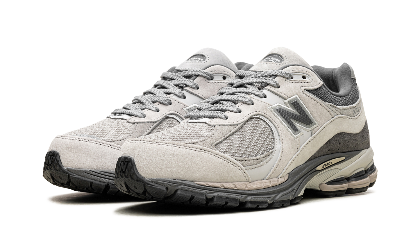 2002R "Raincloud Concrete" M2002RRW