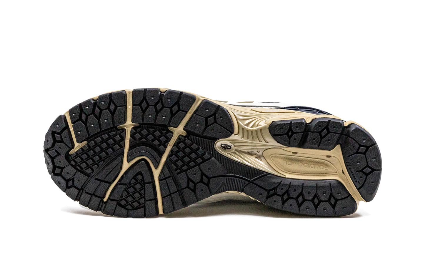 1906R "Sea Salt Eclipse True Red" M1906RR