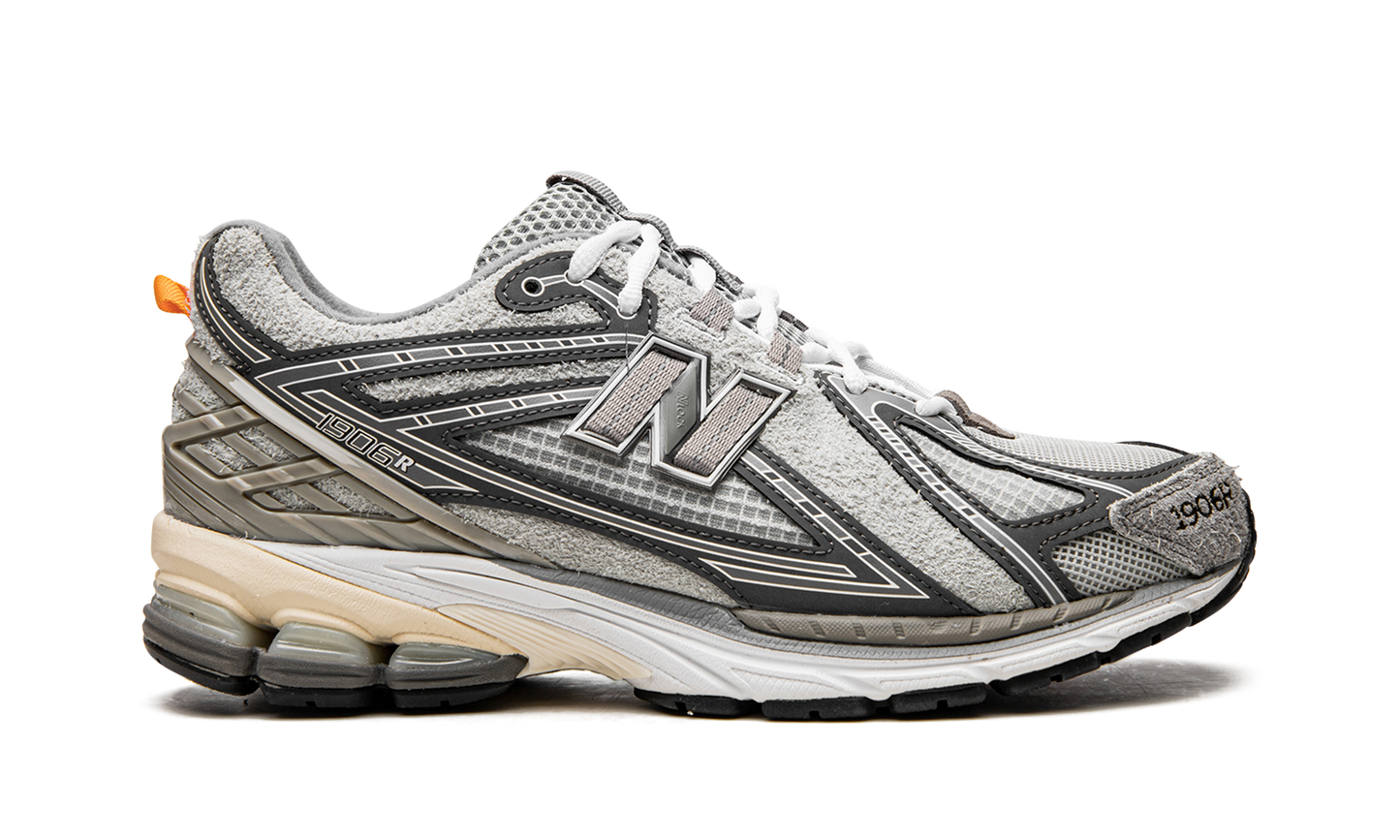 1906R "INVINCIBLE x N.HOOLYWOOD Grey Swan" M1906RNI