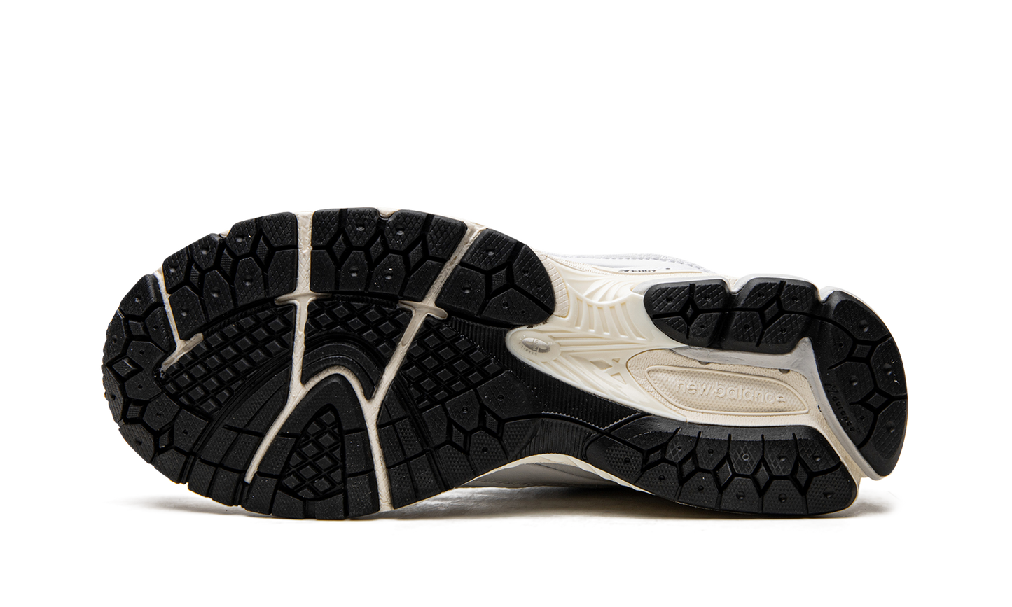 2002R "White / Natural Indigo" M2002RHQ