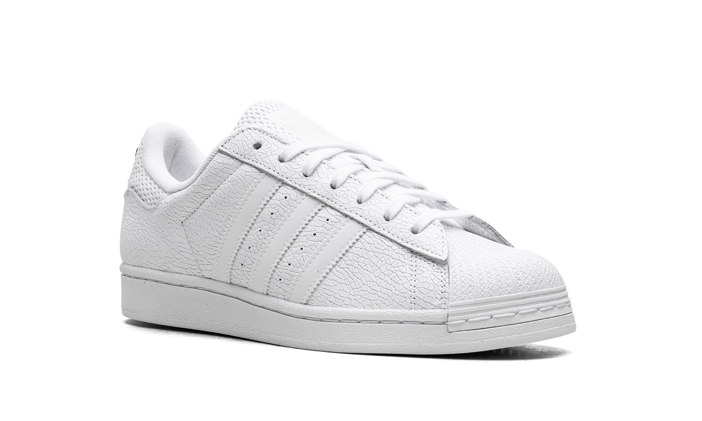 Superstar ADV Vitoria "Cloud White Core Black" JP5705