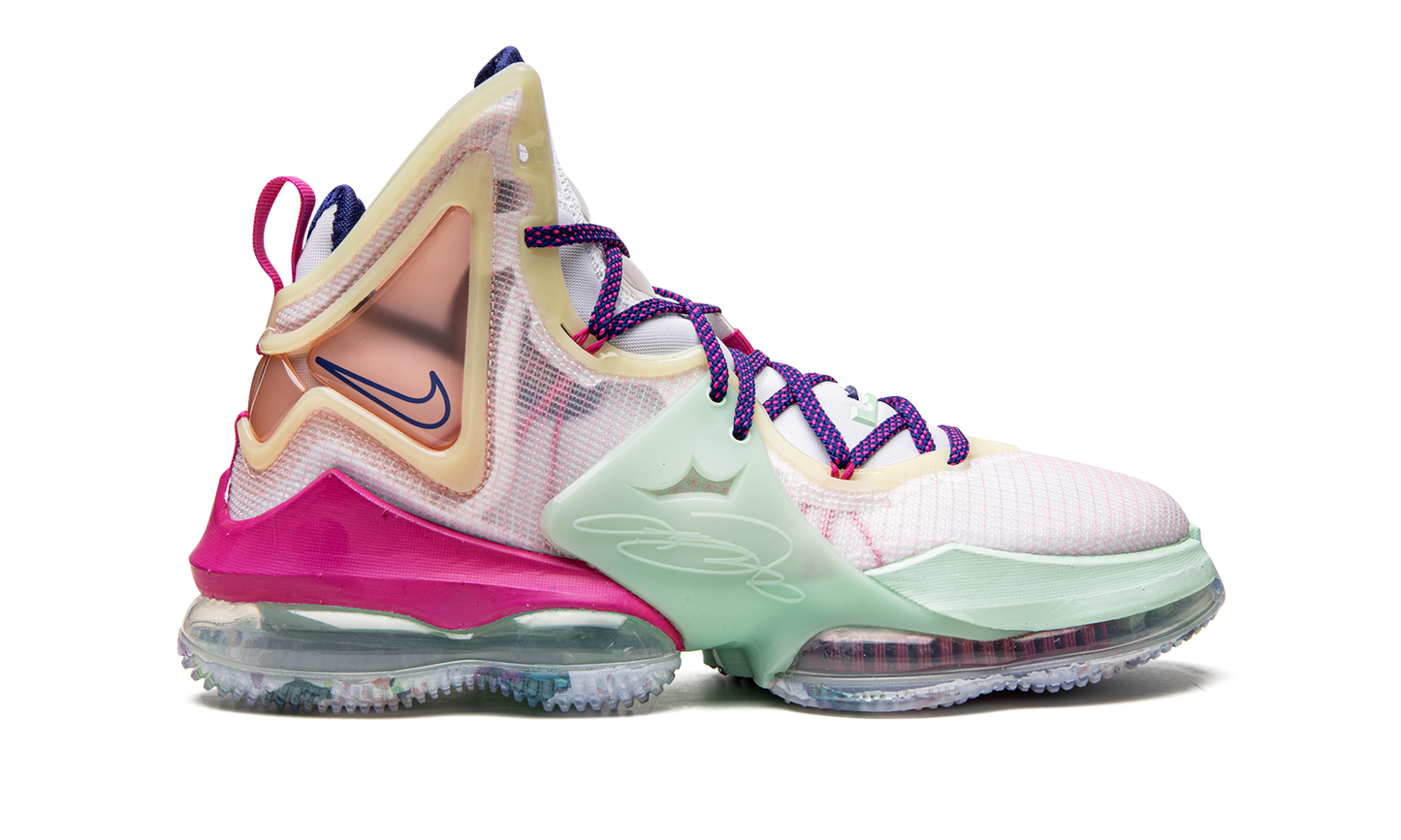 LeBron 19 "Valentine's Day" DH8459 900