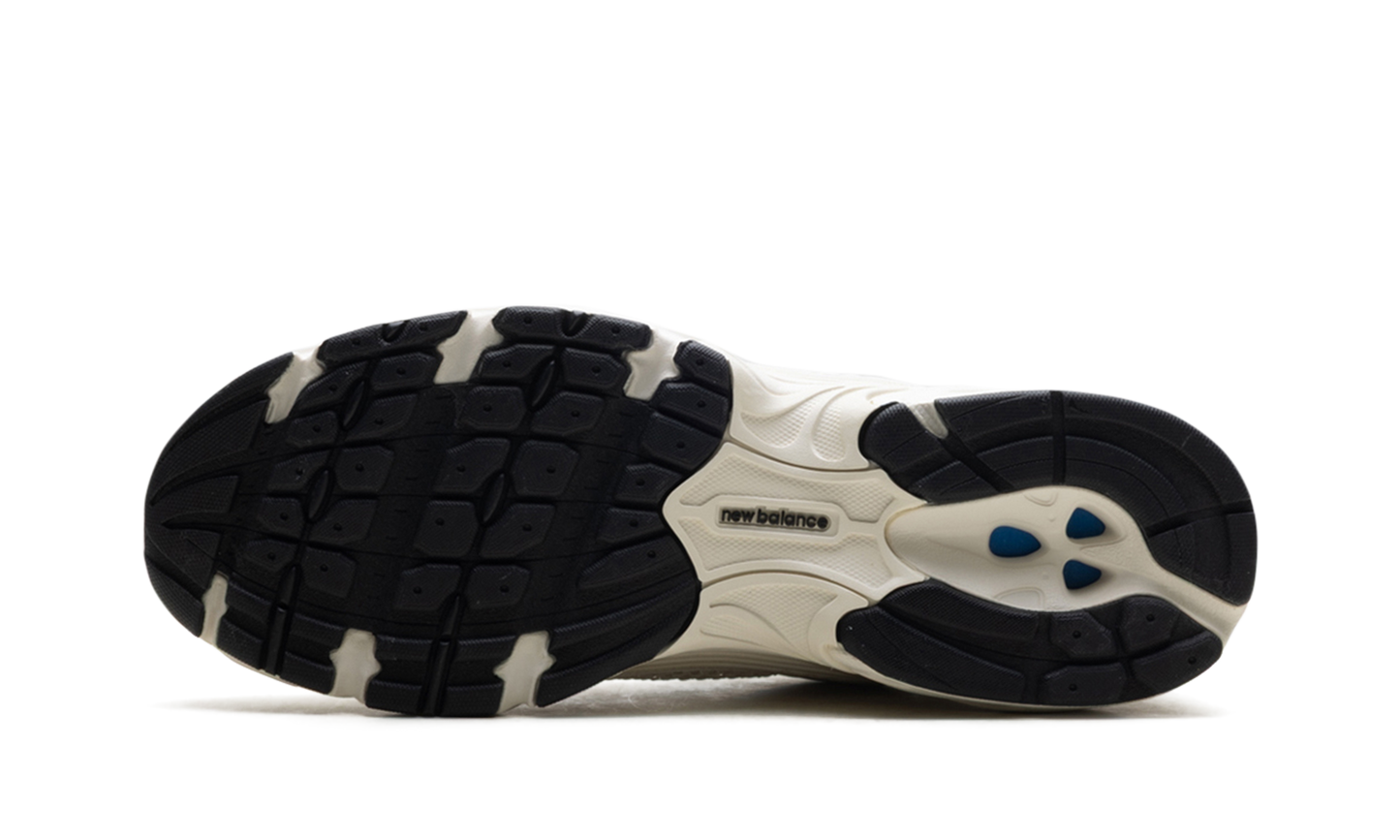 530 "Cream White Silver" MR530LZ