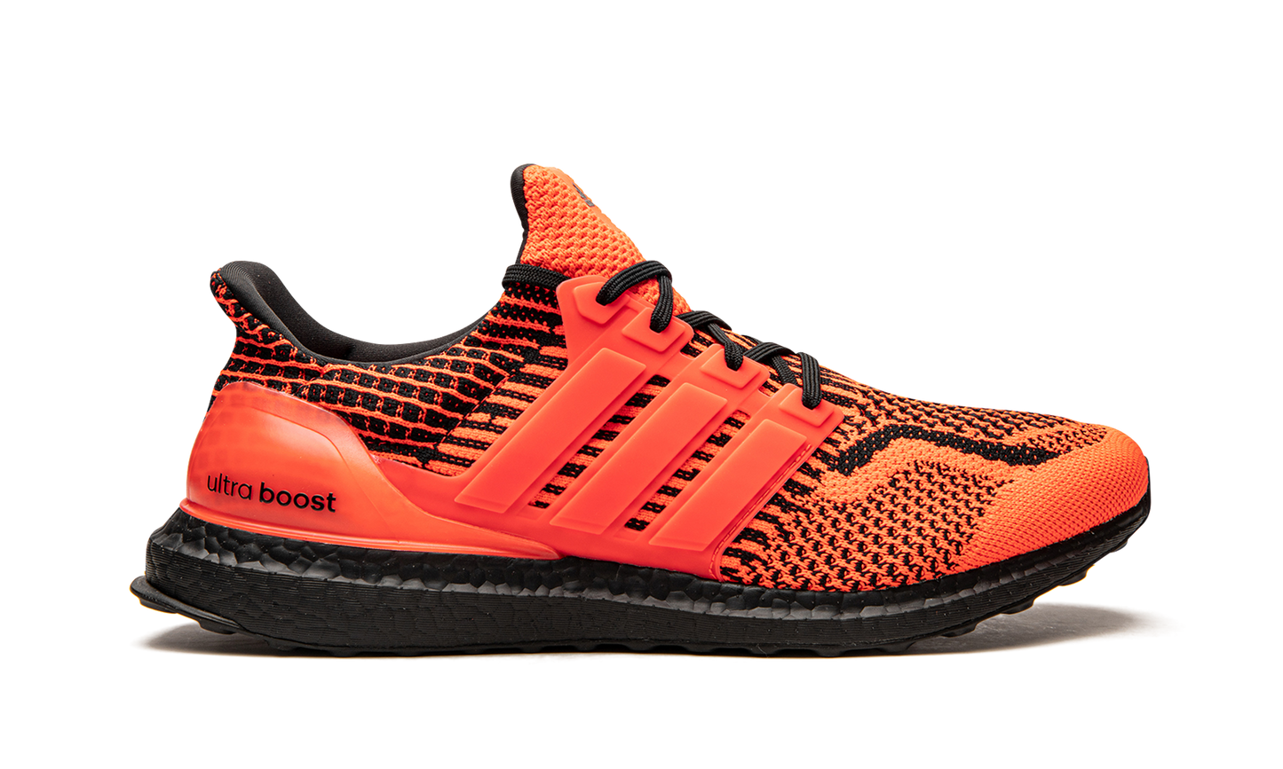 UltraBoost 5.0 DNA "Solar Red / Core Black"