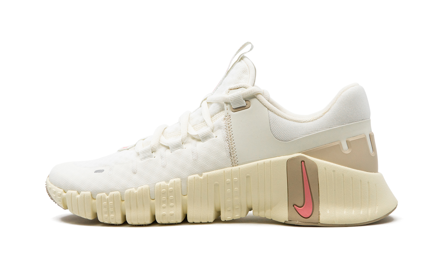 Free Metcon 5 WMNS "Sail Sanddrift" DV3950 100