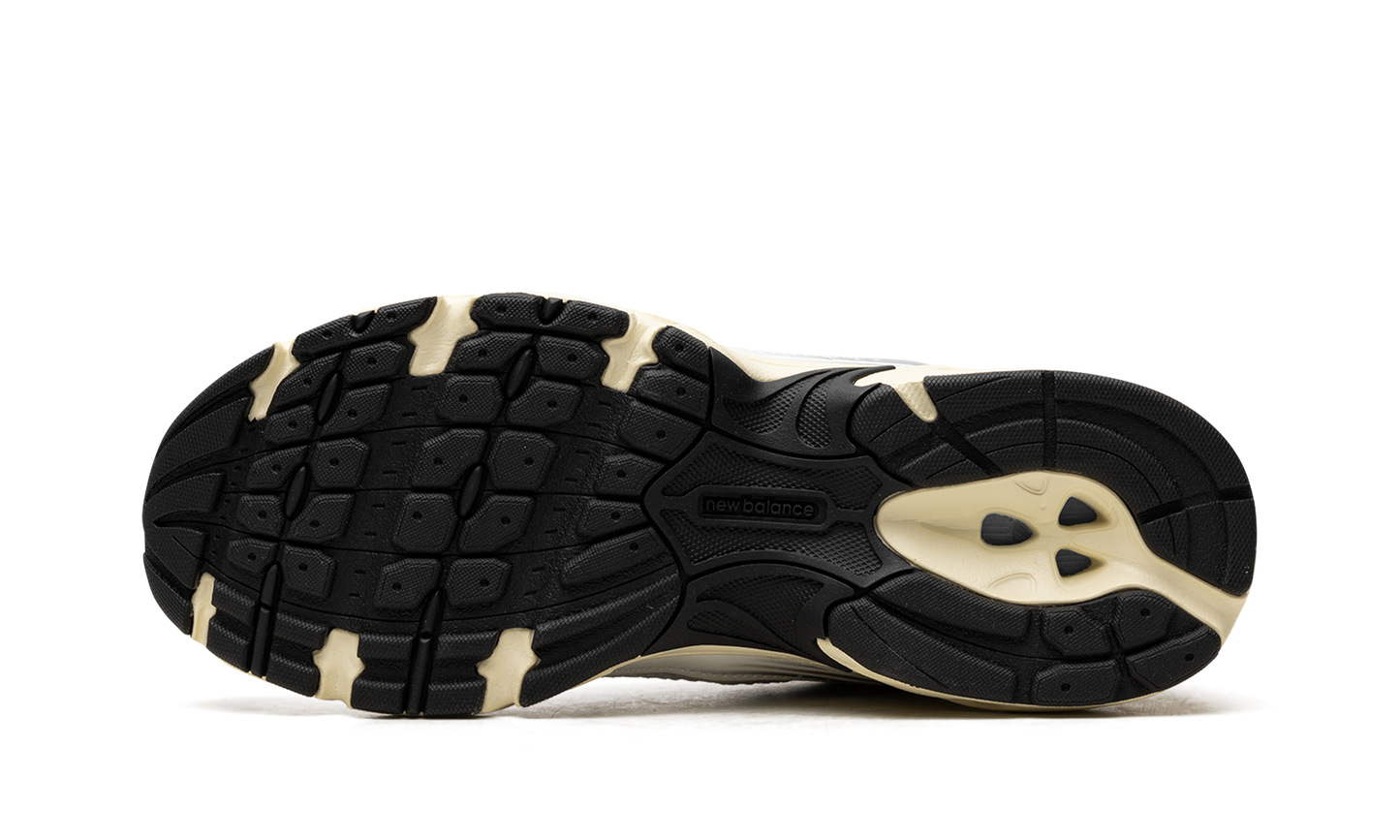 530 "White / Silver" MR530TA