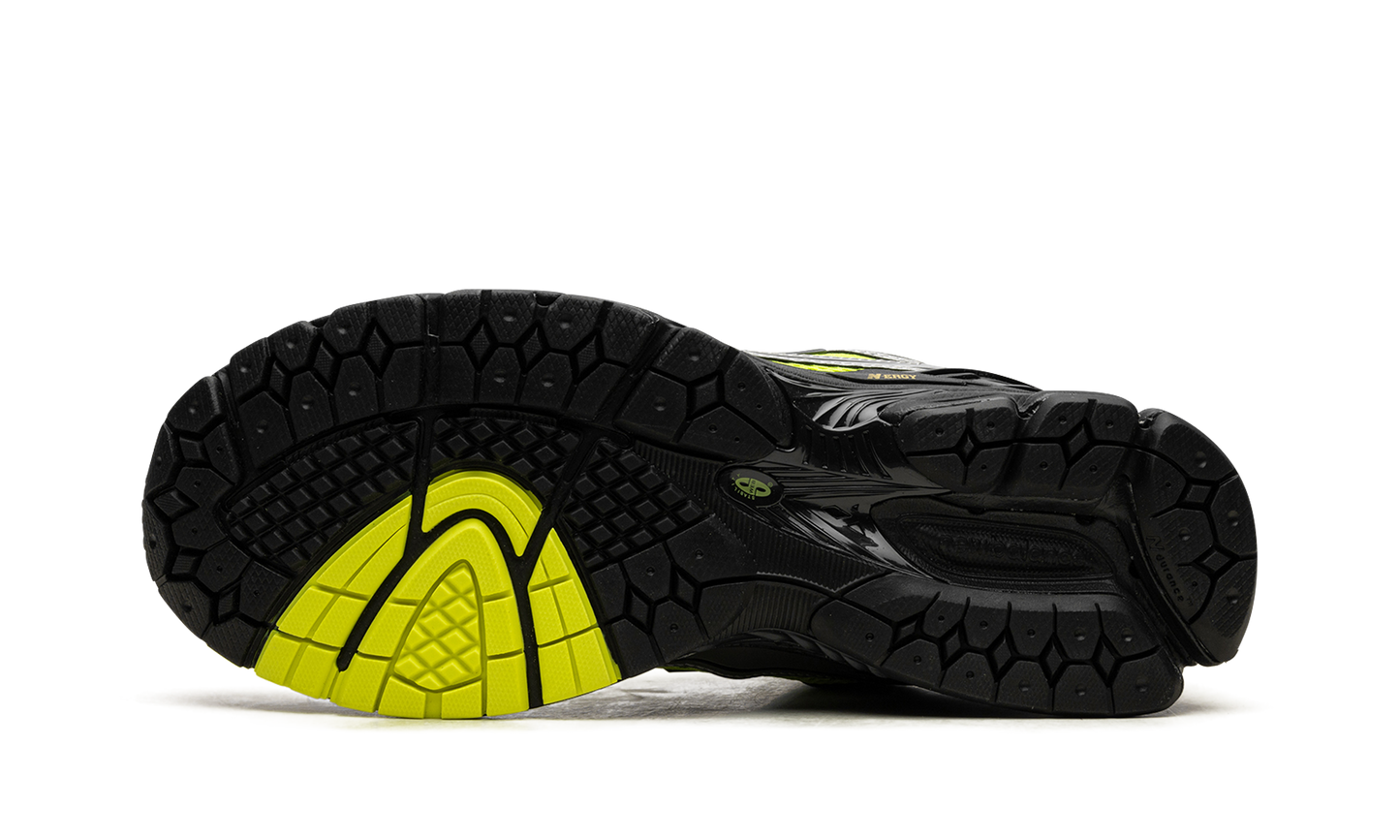 1906R "Volt / Black" M1906RCG