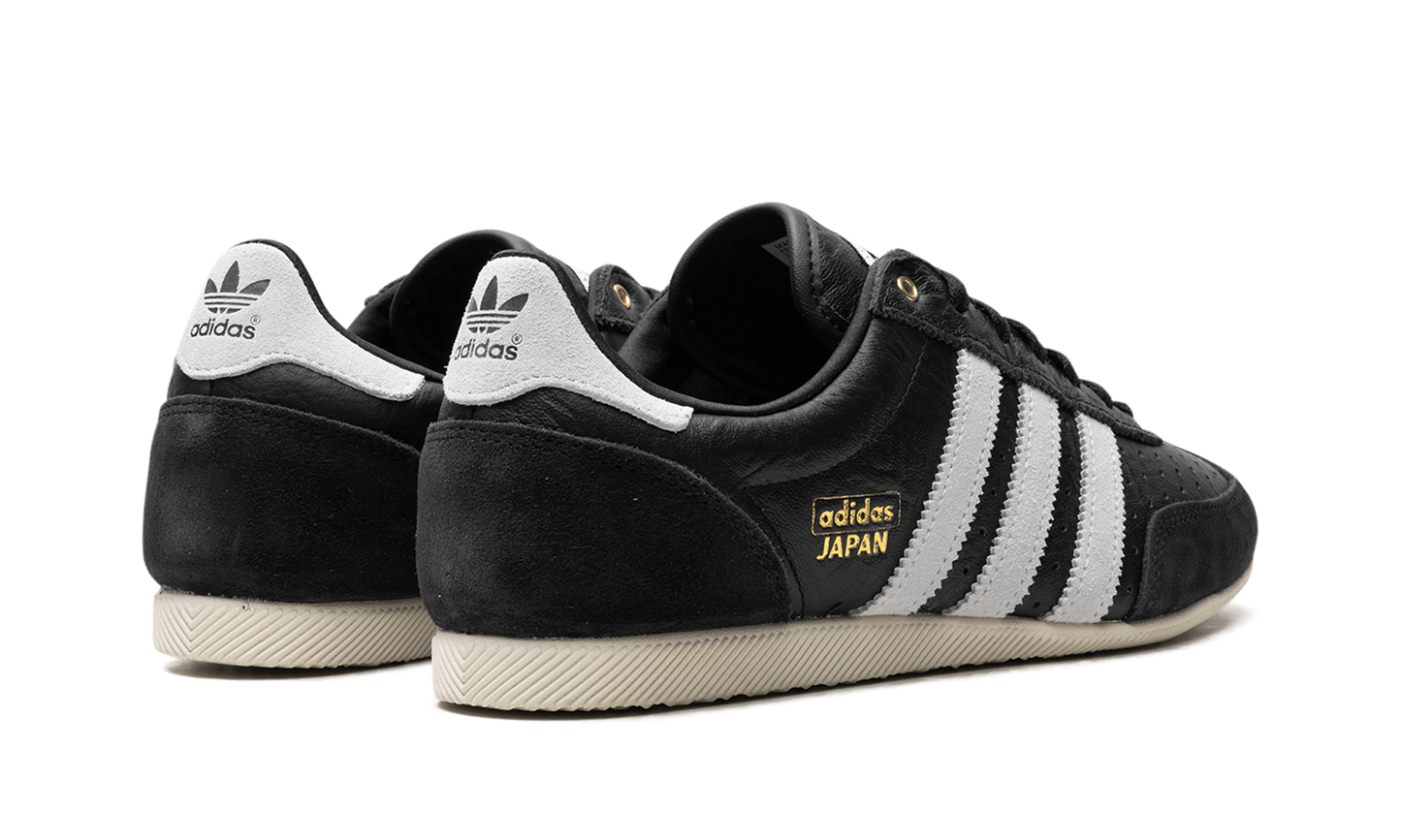 Japan WMNS "Core Black Cloud White" IH5490