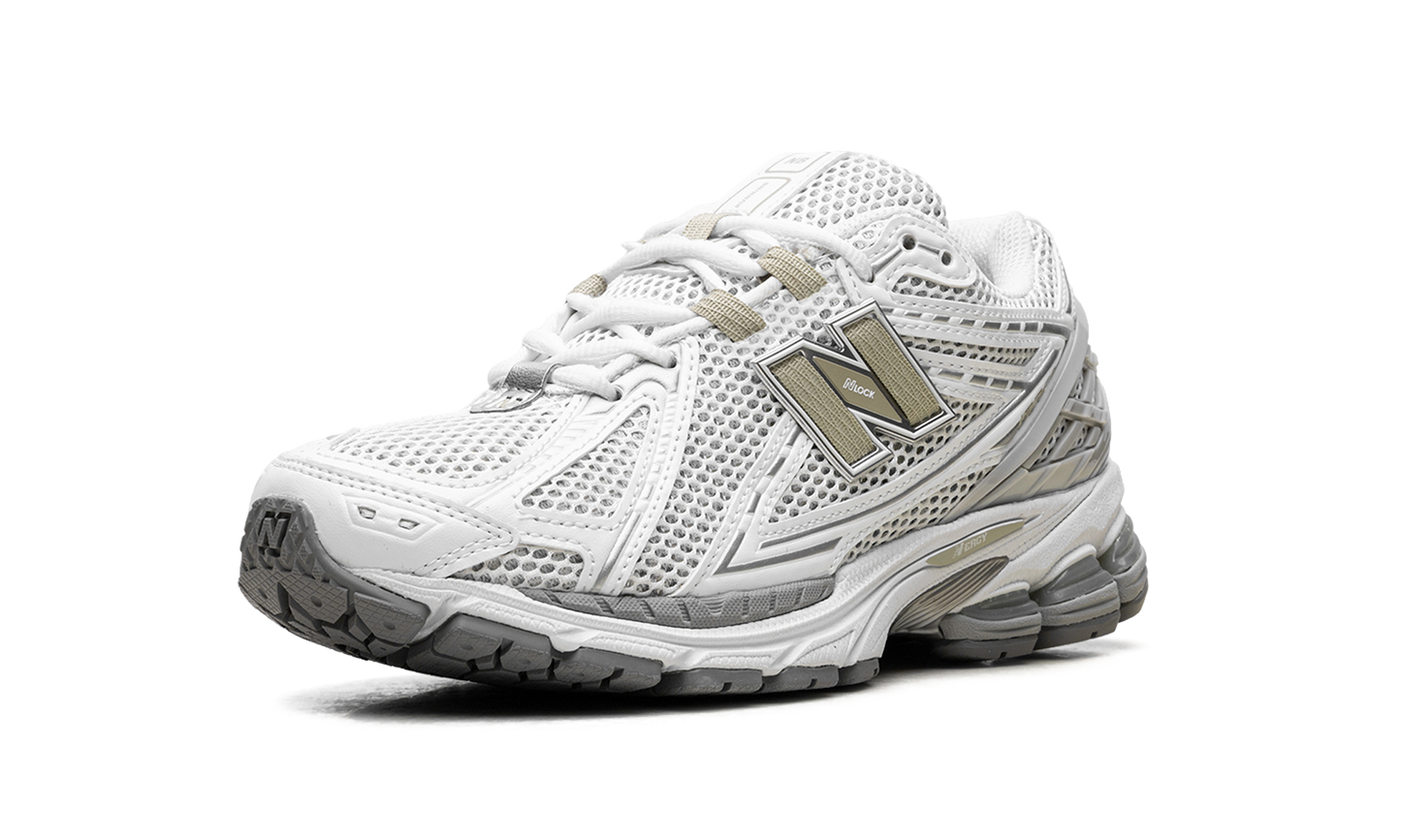 1906R "White Olivine" U1906RJO