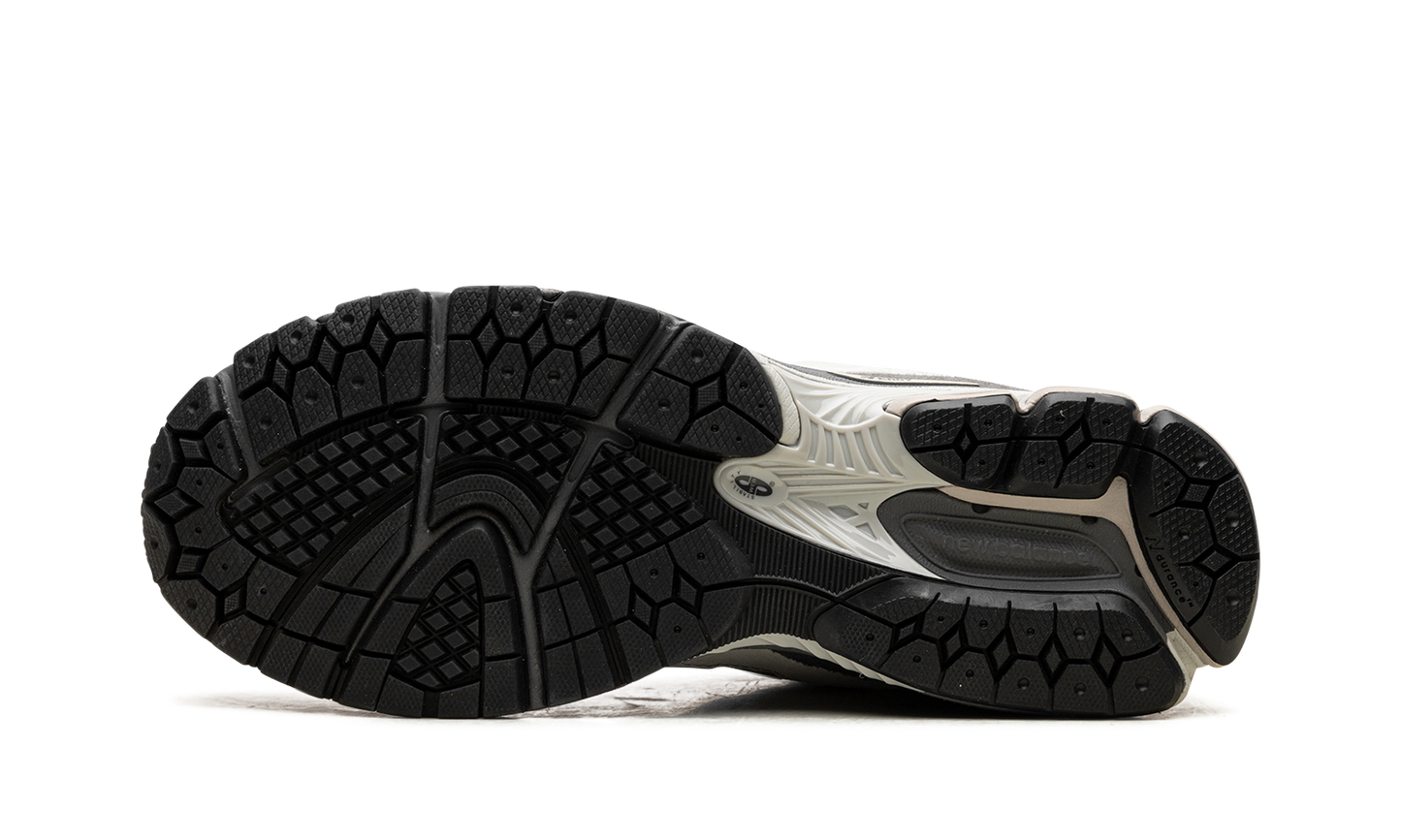 2002R "Raincloud Concrete" M2002RRW