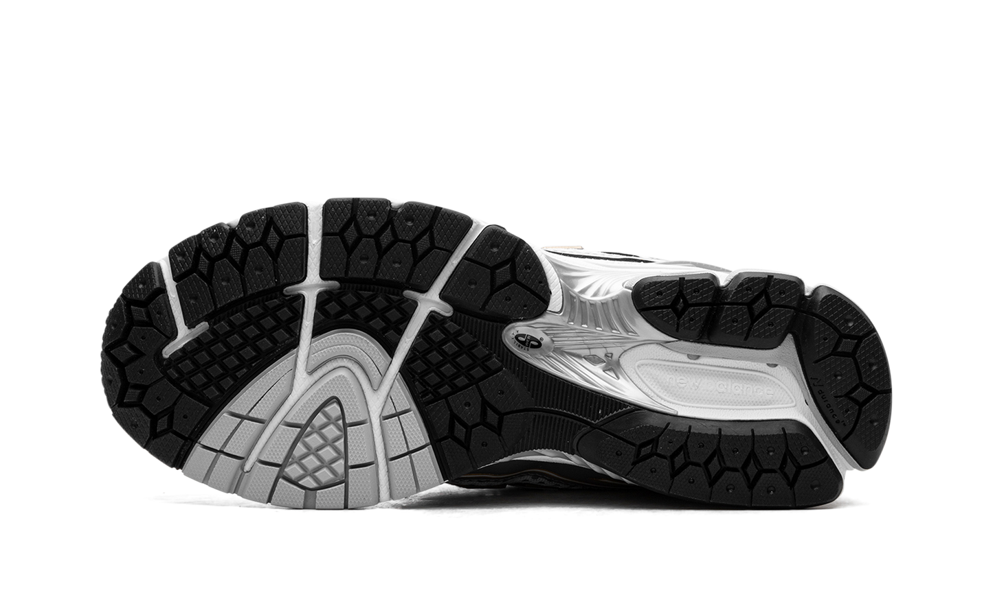 1906R "White Rain Cloud Silver Metallic" M1906RI