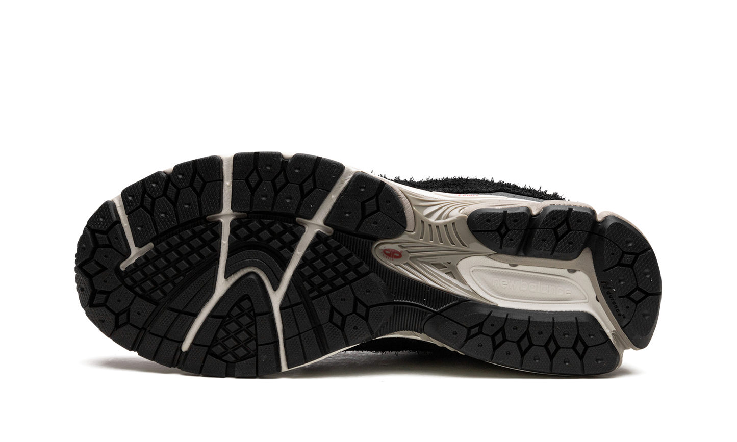 2002R "Protection Pack - Black / Grey" M2002RDJ