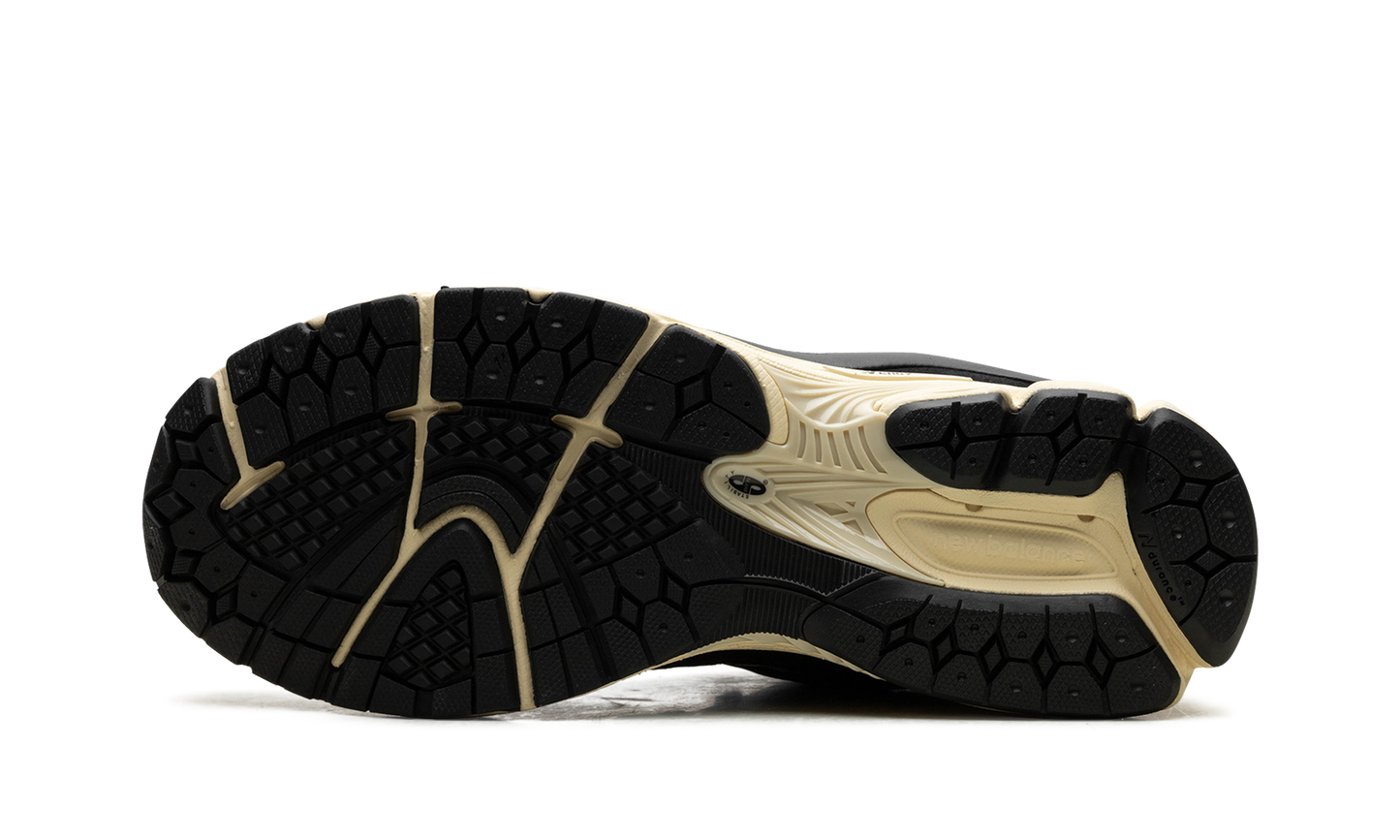 M2002R "Vintage Black White" M2002RIB