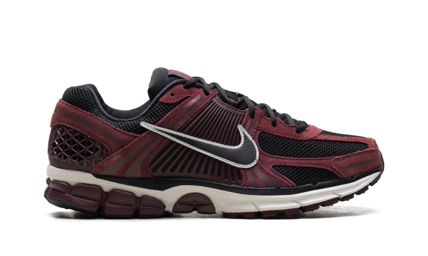 Zoom Vomero 5 "Dark Team Red" HF1553 601