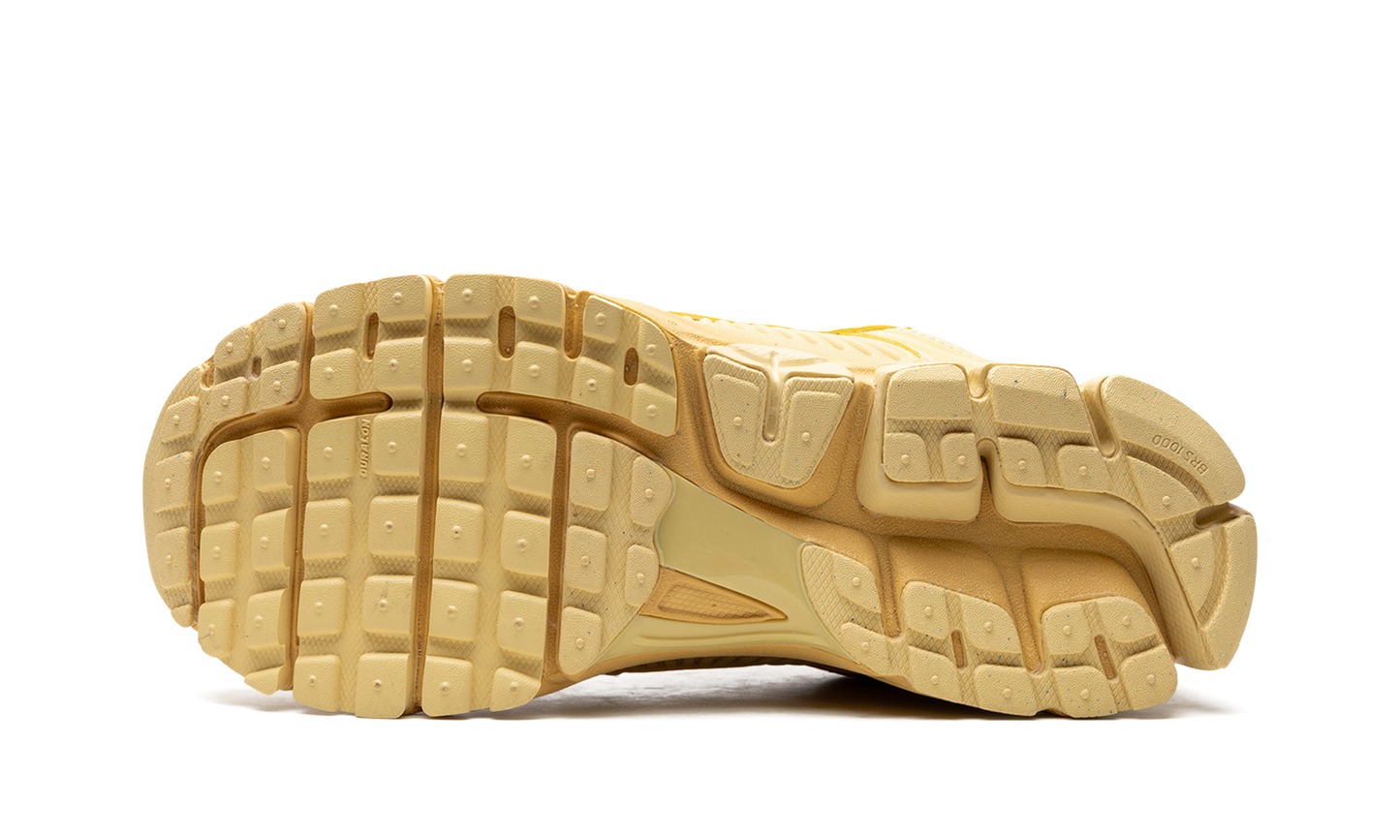 Zoom Vomero 5 "Saturn Gold" FQ7079 700