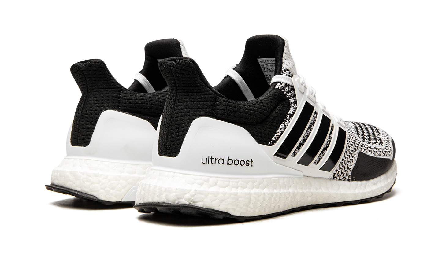 UltraBoost 1.0 DNA H68156
