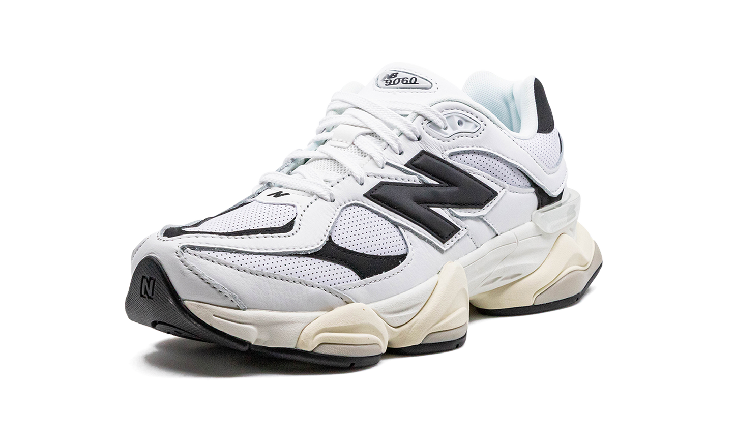 9060 "White / Black" U9060AAB
