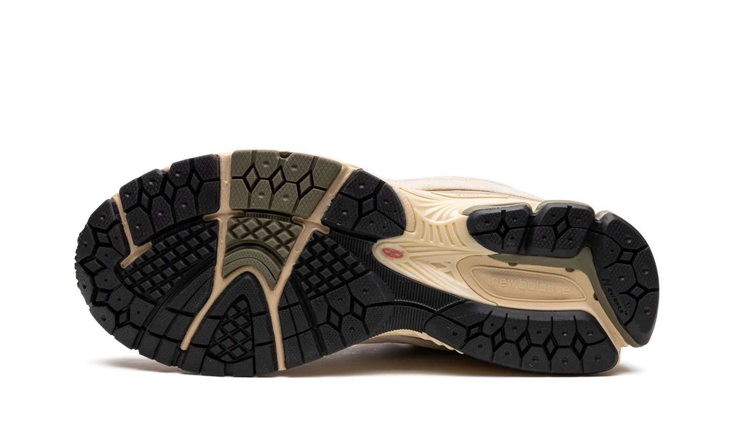 2002R "Hiking Pack - Beige" M2002RWL