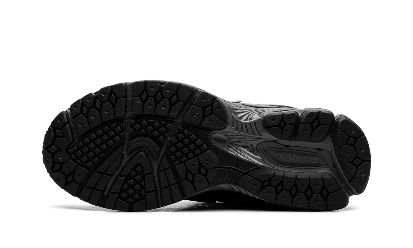 1906R "Phantom Dark Grey Metallic Silver" M1906RES