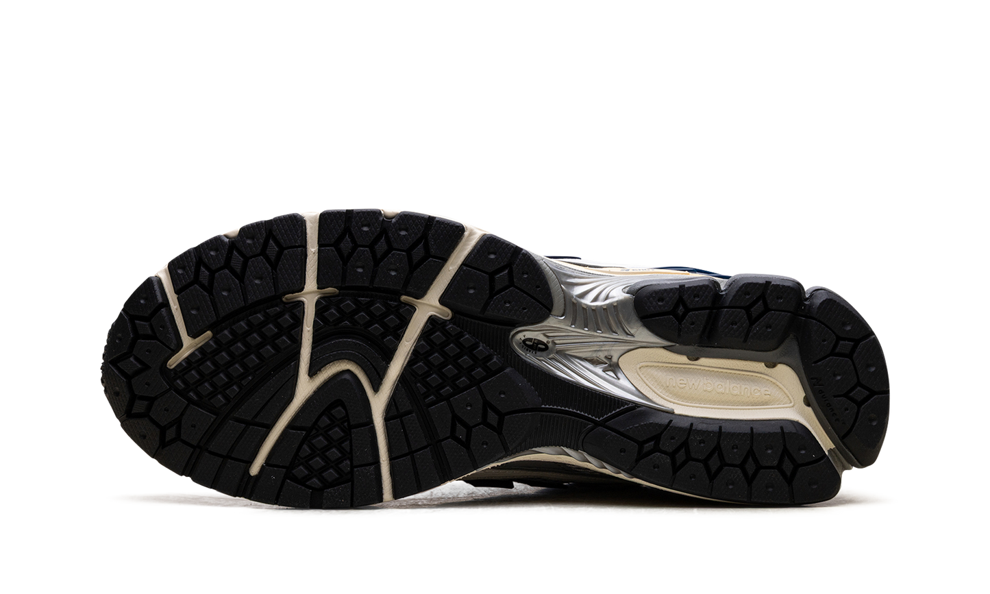 1906R "Silver Metallic / Deep Ocean" U1906ND