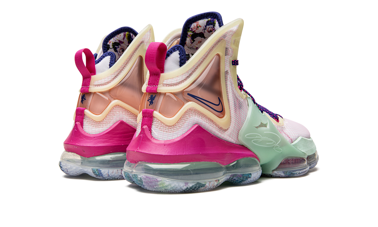 LeBron 19 "Valentine's Day" DH8459 900
