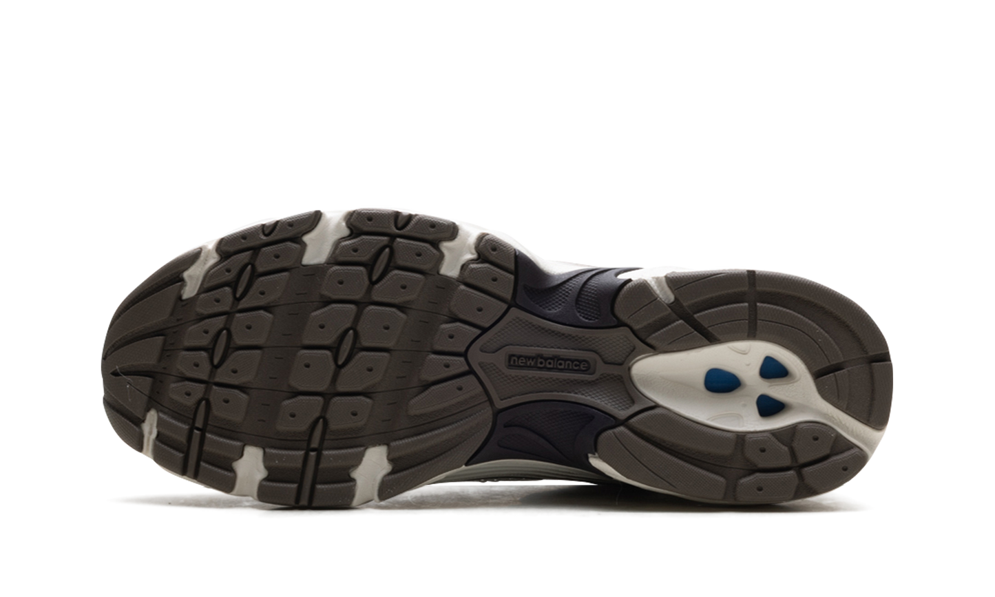 530 "White / Brown" U530BCM