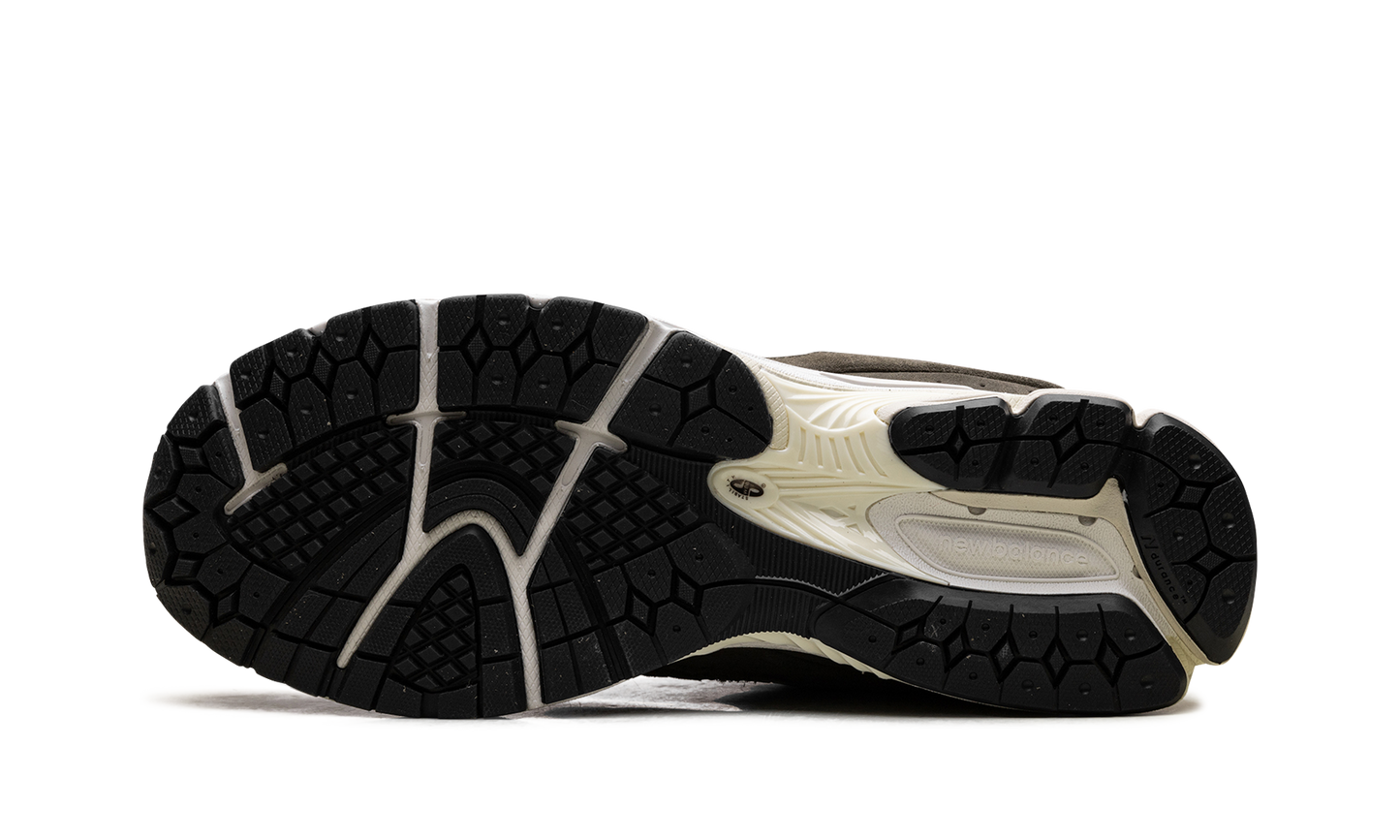 2002R "Zalando Exclusive Olive" M2002RZD