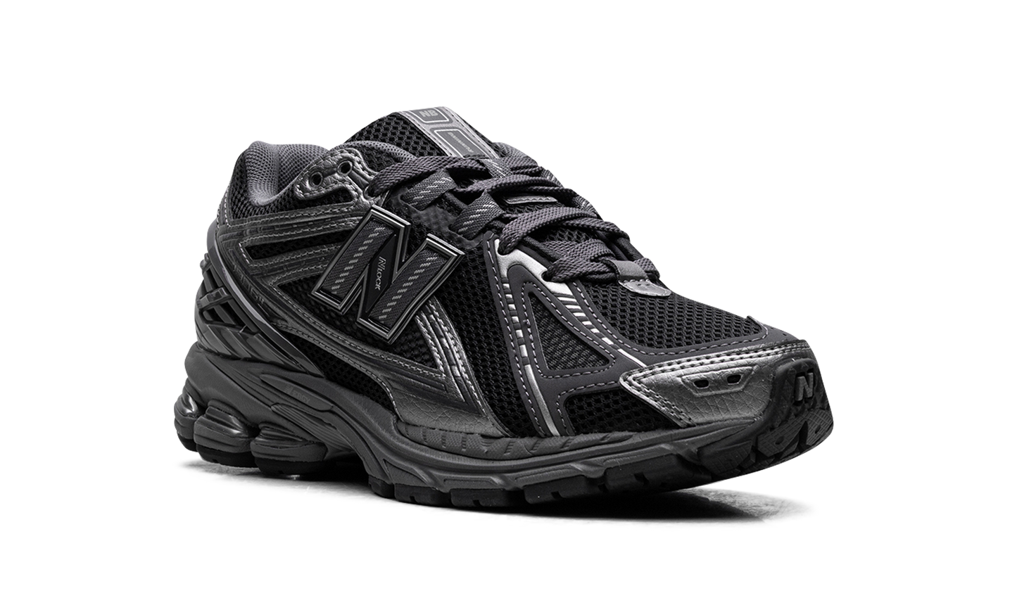 1906R "Phantom Dark Grey Metallic Silver" M1906RES