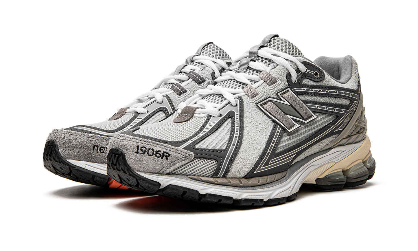 1906R "INVINCIBLE x N.HOOLYWOOD Grey Swan" M1906RNI